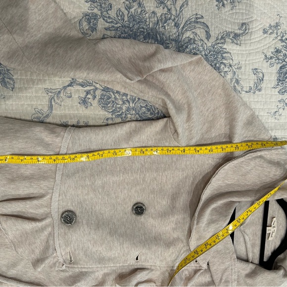 Cute, cute short jacket, double breasted with tiers. Size L but fits like S/M. - Picture 3 of 6